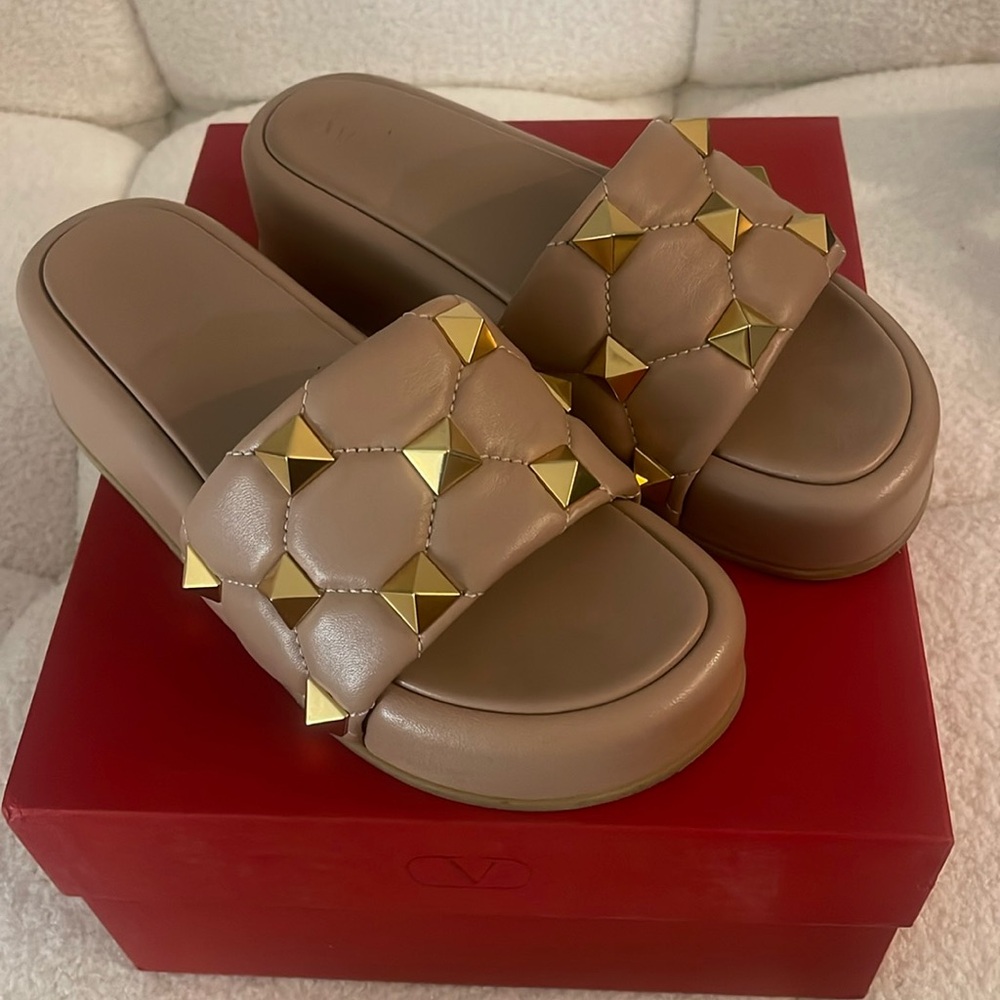 Valentino Garavani Roman Stud 50 Leather Platform Slides size 37